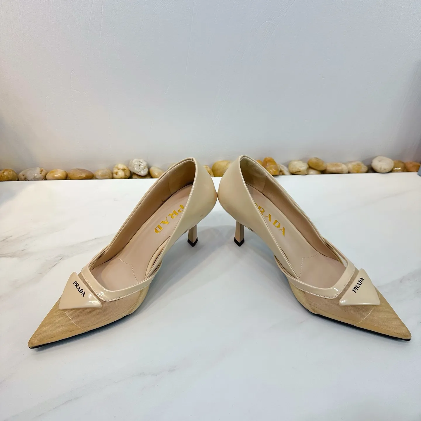 👟👟Ex-factory price 560👟👟 2025 SSS launches Prada’s latest long boots, sandals, thin heels, empty backs, thick heels series ————————🆚🆚🆚 💥PRADA's early spring T-stage catwalk show is the same style as "Dreams Never Sleep". Prada can use it on important occasions. The fresh style has a bit of nobility and is perfect on the feet. 💃💃 Wear this shoe with it. It is elegant and crystal clear, regardless of various accessories. The materials are all exclusively customized one-to-one and must be zero-distance from the original. The entire series is full of exciting and unexpected combinations of elements. The expression of different materials and textures of fabrics has a strong artistic flavor, allowing you to appreciate the ever-changing style of Prada girls. 1⃣ Upper: Made of open-edge bead➕mesh 2⃣ Lining: imported sheepskin 3⃣ Outsole: Italian original genuine leather outsole Heel height 7.5 4⃣🔺Original labeling feet, stock code number 35M-39M (40 41 42 customized, non-returnable and non-exchangeable).